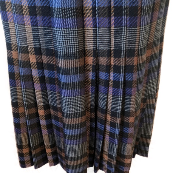 VALENTINO VINTAGE 80’s | Pleated Plaid Wool Skirt - Picture 3 of 11